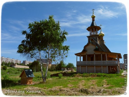 И это тоже Нижний, самая окраина. Мы там тогда жили у знакомых. Я утром девчонки ещё дрыхли решила прогуляться вокруг домов. И обомлела от такой красоты- мегаполис, многоэтажки, бетон и вдруг всё резко закончилось и поле, травы, берёзки…. Птички поют, солнышком пахнет и маленькая церквушка, как из параллельного мира… (фото 56)