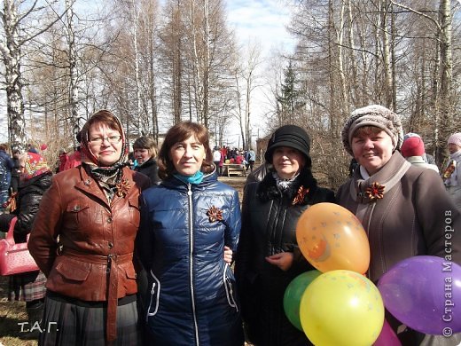 Здесь мы после того как кашу, приготовленную в полевой кухне, попробовали. Постоянно, после торжественной части митинга я ухожу с семьей домой. В этот раз решила немного изменить традиции... (фото 3)