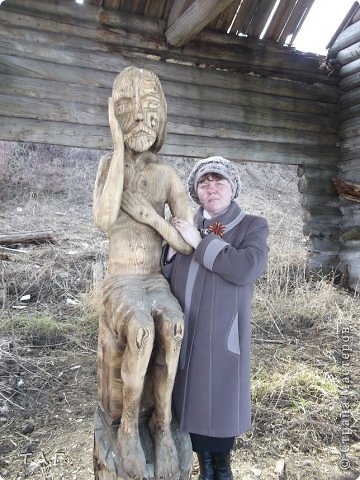 Часто бывает... сапожник без сапог, так и я фотограф без своих снимков. Лена позаботилась и щелкнула меня пару раз. На фото  связь времен ... "Есть только миг между прошлым и будущим..."
Купеческий амбар, День Победы(георгиевский цветок) и современное искусство, представившее образ Христа руками нашего соврнеменника.
 (фото 21)