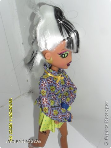 Привет СМ! Сегодня мне купили новенькую. Из коллекции Bratzillaz.
В жизни она намного красивее. Но особенно глазки. У неё еще пока что нет новой одёжки, потому что ей всего лишь 2-1 час. Мне она очень понравилась. Если вы спросите что тут самостоятельного то в блоге есть самодельный мольберт, альбом и все для художки. (фото 1)