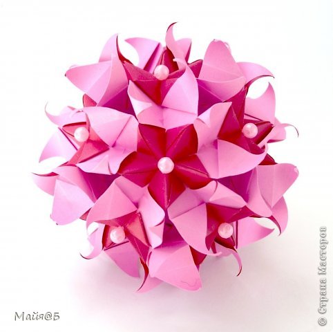 Name: Bergamia
 Designer: Natalia Romanenko
 Units: 30 Paper: 6.5*6.5 cm Final height: ~ 9.5 cm 
 (фото 1)