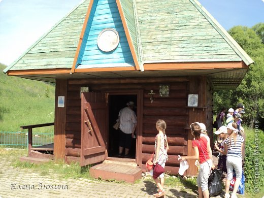 Маленькая часовенка стоит прямо на месте протекания ключей, внутри есть прорубь, из которой можно окунуться в сам ключ.  (фото 7)