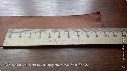 Для изготовления данного цветочка нужно:
1. Лента атласная 5 см шириной.
2. Зажигалка,свеча или паяльник.
3. Клей для ткани. Это может быть Момент Гель или клей- пистолет.
4. Нитка, иголка, ножницы.
5. Любая фурнитура, пуговки, бусины для сердцевинки цветочка.
Режем ленту на отрезки длиной 10 см. На один цветочек требуется четыре отрезка. Цветочки могут быть сделаны как из четырех, так и более лепестков. Для того, чтобы край ленты в месте среза был аккуратный и не осыпался, необходимо аккуратно обжечь его на огне свечи или зажигалки. Проводим край ленты сбоку огня, ближе к самому основанию фитиля, для того чтобы лента не закоптилась.
Смотрите на 1 и 2 фото. (фото 2)