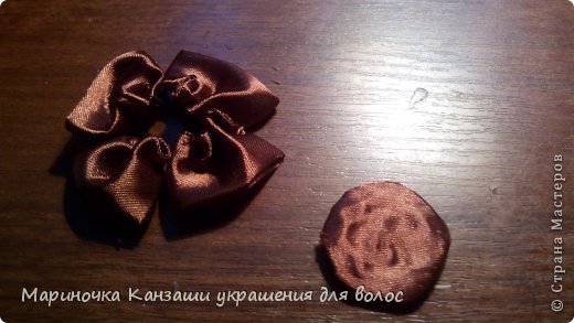Таким образом мы делаем 4 лепестка.
Делаем основу из картона и приклеиваем лепестки. (фото 8)