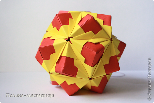 Глоб Томоко Фузе (из книги Lovely Kusudama Flower Ball, спасибо Lykovka за мастер-класс - podjem-tal.ru/node/737876 )
30+30 модулей (фото 10)