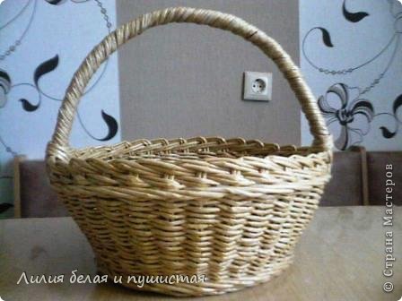 Эту корзинку заказали сделать на рождение малыша. Ее заполнили всякими всячинами для ребеночка и украсили лентами. Получилось красиво. Для ручки срезала веточку рябины и оплела. получилось очень надежно. (фото 7)
