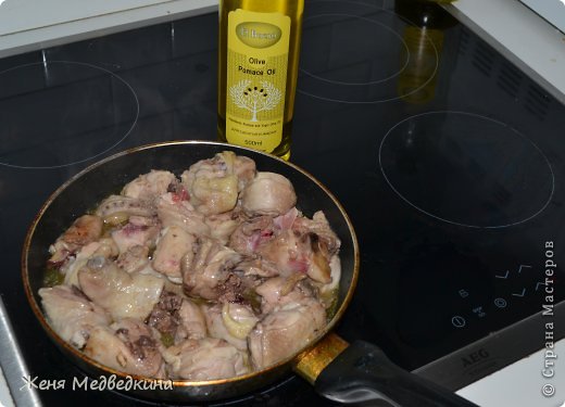 Для начала необходимо обжарить кусочки курицы или филе рыбы, креветки в любом растительном масле (у меня оливковое) примерно 5- 10 мин., в зависимости от размера кусочков.
Затем отдельно смешать 8 столовых ложек соевого соуса, 4 столовые ложки сухого вина Шерри (мирин), 4 чайные ложки мёда (можно заменить на сахар), 4 чайные ложки мелко порезанного имбиря, 2 чайные ложки кунжутного масла, 2 чайные ложки японского уксуса.
(фото 2)