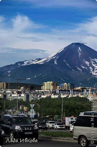 И на поледок фото моего любимого города. На заднем плане вулкан Авачинский. Сегодня у нас, кстати, день вулканов. (фото 12)