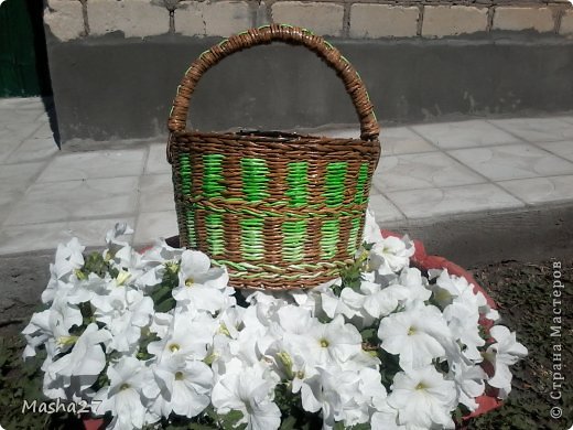 Привет всем,мои дорогие друзья!Представляю вам на показ свою очередную корзинку ,она мне очень понравилась и вот решила вам её показать:желаю вам приятного просмотра (фото 1)