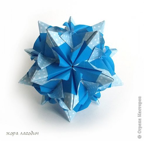 Здравствуйте!
Chandelle en fleur
Designer: Maria Sinayskaya
Units: 30
Paper: 7.5*7.5 cm
Final height: 9.5 cm
no glue

http://goorigami.com/diagrams/chandelle-kusudama (фото 1)