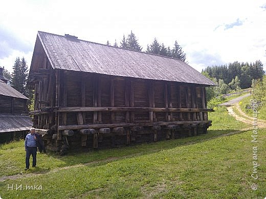 Соляной ларь (Усть - Боровской солеваренный завод ( г. Соликамск) 1880-е годы), то есть отстойник, где рассол стоял несколько дней, пока осядет песок.
Дерево ларя изъедено солью, и одновременно просолено так, что не гниёт. От солеваренных построек исходит совершенно непередаваемый, но приятный запах солёного дерева. (фото 28)