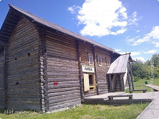 Усадьба крестьянина д. Дмитриево Юсьвинской волости Чердынского уезда Николая Михайловича Баяндина (1867-1961) построена в конце 19 века. Она состоит из двухэтажного дома рубленного в обло и крытого двора с хозяйственными постройками. В дальнейшем усадьба перешла по наследству к сыну Николая Михайловича - Василию Николаевичу Баяндину (1900-1980), а потом к его дочерям. В 2002- 2006 гг. усадьба была реконструирована в АЭМ "Хохловка".
На первом этаже дома были расположены тёплая изба с русской печью, клеть для хранения муки и зерна, торговая лавка. На втором этаже- два жилых помещения с "голландской" и русской печами и клеть. Во дворе размещались конюшня, хлев, сеновал стояли телега и сани. На огороде в отдельной избушке находилась синильная мастерская.
Помимо занятия земледелием, хозяин дома владел ремеслом синильщика и по заказу окрестных крестьян окрашивал (синил) домотканые холсты. (фото 40)