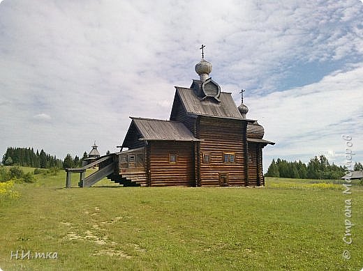 Это первый на Урале музей деревянного зодчества под открытым небом, он был основан в 1969 году,  и принял своих первых посетителей только в сентябре 1980 года. 
Мы с дочерью посетили  его в рабочий день, народу было немного. Утро было пасмурным, но затем погода разыгралась, и весь день был солнечным. Практически во все домики можно заглянуть и приобщиться к бытности, так сказать.
  Церковь Преображения. Северное Прикамье. Дата постройки: 1702 г. Перевезена из села Янидор Чердынского района Пермской области. "Ени-дор" по коми-пермяцки означает "божий дар", "божье место". По типу принадлежит к клетским храмам: то есть в основе конструкции лежит клеть (простой четырёхугольный сруб). Три части церкви трапезная, храмовая, и алтарная располагаются на одной оси (так называемая постройка "кораблём". Вся постройка поднята на высокий подклет. Уникально завершение храмовой части церкви: на высокую клинчатую кровлю поставлены крещатая бочка с главкой. Завершение клинчатой кровли крещатой бочкой единственное в своём роде украшение на сохранившихся постройках русской архитектуры. Интересен интерьер церкви. Богато украшенный портал ведёт из трапезной в храмовую часть. Сохранились пристенные скамьи с резьбой. (фото 1)