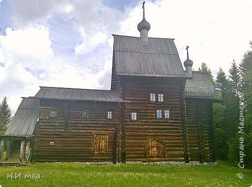 Богородицкая церковь. Южное прикамье. Дата постройки: 1694 г. Перевезена из села Тохтарево Суксунского района Пермской области.
Принадлежит к древнейшему типу клетских храмов на высоком подклете. Построена "кораблём": на одной оси находятся притвор, трапезная, храмовая и алтарная часть. Церковь состоит как бы из 2-х этажей.  Нижний подклет - предназначался для хранения церковного имущества. На втором этаже проходила служба. 
Элементами, украшающими церковь, являются причелины и полотенца на крыше, а также узорная епанча, обрамляющая главки церкви снизу. Особую живописность постройке придаёт крыльцо, поставленное на отдельный сруб.
Интерьер церкви не сохранился, за исключением подлинного алтарного потолка и арочной двери, ведущей в храмовую часть.
Богородицкая церковь самая старшая постройка в музее, она была рублена ещё при Петре 1. Существует легенда о постройке церкви: её поставили в том месте, куда по реке приплыла икона Богородицы. (фото 10)