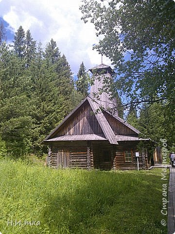 Сельское пожарное депо. Дата постройки: первая треть 20 века. Перевезено из с. Скобелевка Пермского района Пермской области. 
К основной части пожарки примыкают служебные помещения: конюшни, комната для дежурных. Над двухскатной тесовой кровлей стропильной конструкции возвышается наблюдательная вышка с пожарным колоколом. 
Высота постройки 13 м. (фото 17)