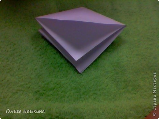 Сложите квадрат по вдоль, в прямоугольник. А теперь сделаем квадрат меньшего размера. Вот так, как на фото. (фото 2)
