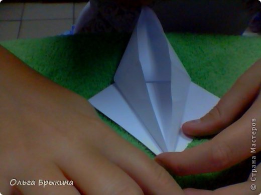 Подхватите 1-н лист бумаги. Растяните его до поверхности, разгладьте. (фото 9)