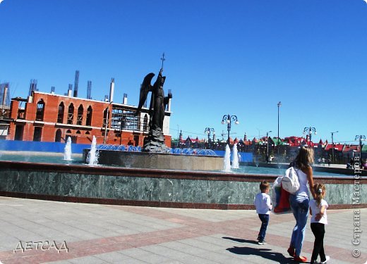 В городе идёт бурное строительство, возводятся прекрасные здания, церкви, памятники...
 (фото 3)