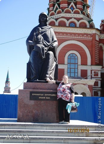 Памятник деве Марии с младенцем.
К постаменту прикреплена мраморная плита с молитвой: «О, Пресвятая Дева Мария, спаси и сохрани Край наш Марийский».  (фото 11)