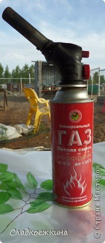 Баллончик и насадка - на нем хорошо обжигать каждый листочек ( а также делать розочки из пластиковых бутылок). (фото 6)