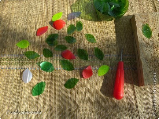 Пластиковые бутылки, ножницы, шило, проволока 0,4 и прочная, малярный скотч, нитки, алебастр, краска акриловая коричневая для ствола, кисть, свеча или газовый баллончик ( будет на картинке),сухое, но прочное деревце или ветка (ну или прочная проволока) (фото 1)