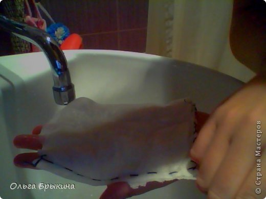 Выжмете положа матрасик на руку как на фото, прижав второй рукой. Посушите! ВОТ И ВСЕ МАТРАС ГОТОВ! (фото 13)