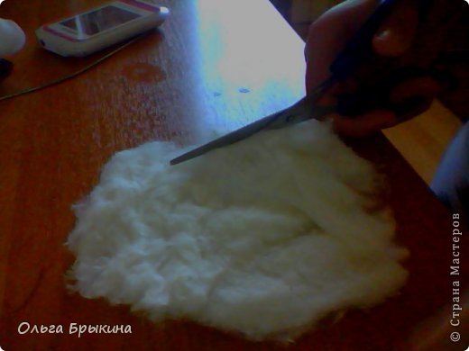 Начните подравнивать ножницами. Где нужно, добавляйте вату. Для лучшего соприкосновения кусочков, можно брызгать водой. (НЕМНОГО) (фото 4)