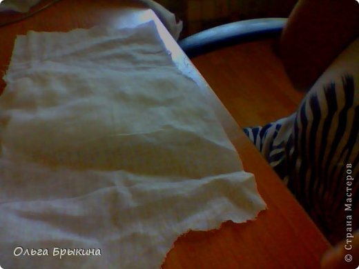 Отрежьте длинную полоску ткани (3 оборота вокруг ваты). Для начала закройте серединой ткани. 2 конца уберите назад. (фото 6)