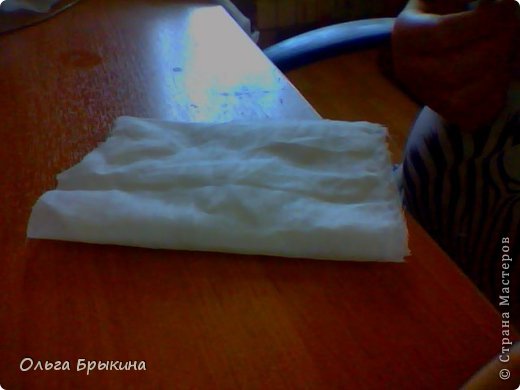 Один бок должен получится с полностью закрытый тканью. А другой с хвостиком. (фото 8)