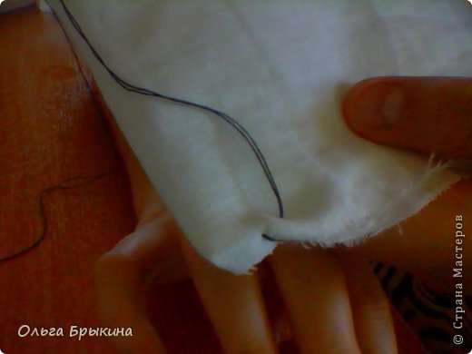 Попробую объяснить как шить. Завязали узелок получили его спереди, теперь бы нам надо было всовывать в сторону зада. А мы делаем наоборот. Всовываем сзади. (фото 9)