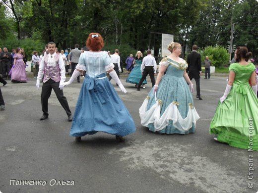 НУ ВОТ--ПРАВИЛА ВЫУЧЕНЫ, НАРЯДЫ ПРИГОТОВЛЕНЫ--А ТЕПЕРЬ--
ТАНЦЫ, ТАНЦЫ, ТАНЦЫ....
Живые, легкие и непринужденные танцы -- полонез, гавот, вальс, галоп, экосез, кадриль, котильон, полька, мазурка, контрданс -- выбор огромен. (фото 17)