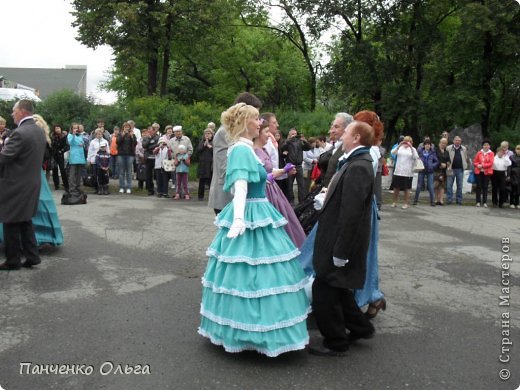 КАКОЙ БЫЛ БАЛ! НАКАЛ ДВИЖЕНЬЯ, ЗВУКА, НЕРВОВ!
СЕРДЦА СТУЧАЛИ НА ТРИ СЧЁТА ВМЕСТО ДВУХ.
К ТОМУ ЖЕ ДАМЫ ПРИГЛАШАЛИ КАВАЛЕРОВ
НА БЕЛЫЙ ВАЛЬС ТРАДИЦИОННЫЙ — И ЗАХВАТЫВАЛО ДУХ.
В.Высоцкий (фото 23)