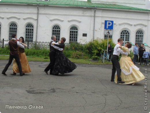 ...СЕРДЦА ОХВАЧЕНЫ ВОЛНЕНЬЕМ
И ВЫБОР СДЕЛАН, БЕЗ СОМНЕНЬЯ.
В СТИХИИ ВАЛЬСА РУКИ СПЛЕТЕНЫ,....
Мальцев И.А.  «Бал кадета»
 (фото 18)