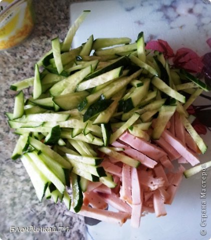 Режем мяско, у меня куриный рулет был, лучше с грудкой......Потом добавляем огурчики.... (фото 2)