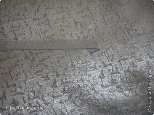 Дальше этап, без которого можно и обойтись, но именно он позволяет денежной ленте скользить плавно, не застревать.. Находим кусок плотного пластика(у меня 25см х 6см от какой то упаковки) и сгибаем его так, как на фото. Посмотрите на чертеже, как должен распологаться пластик внутки станка. Он выделен красным (фото 15)