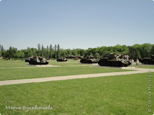 Выставка военной техники. Ходить здесь можно часами) 
Дети не упускают возможности полазить по танкам и поиграть в войнушку) (фото 16)