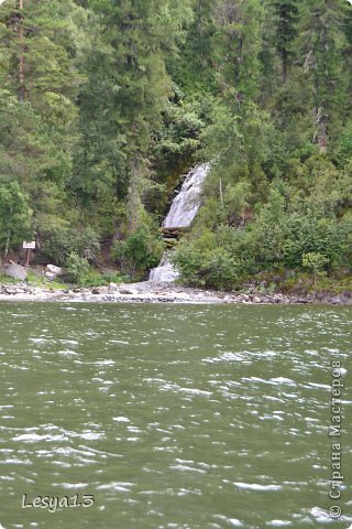 Водопад Аю-кечпес находится на одноименной реке, впадающей в Телецкое озеро. Водопад представляет собой несколько каскадов. Название водопада в переводе с алтайского означает "медведь вброд не пройдет". Уж не знаю, почему он не пройдет, водопад довольно узенький :) (фото 26)