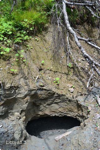 Еще одна экскурсия, на которой я побывала, – к месторождению голубой глины, которую можно собственноручно накопать и увезти домой, сколько сможешь, конечно :) Само месторождение выглядит так: (фото 32)