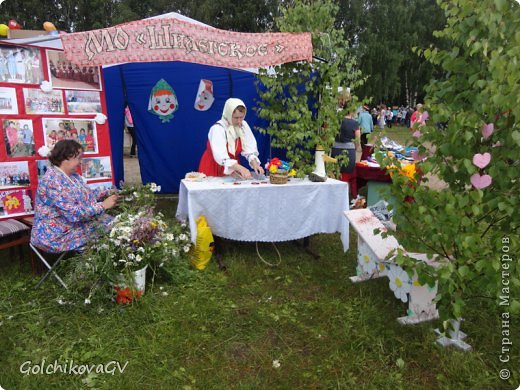 Жители Шилеги придумали  скамейки "примирения"  (справа на фото)и "раздора". Желающим сфотографироваться - плели венки из цветов, что растут в Шилеге. (фото 9)