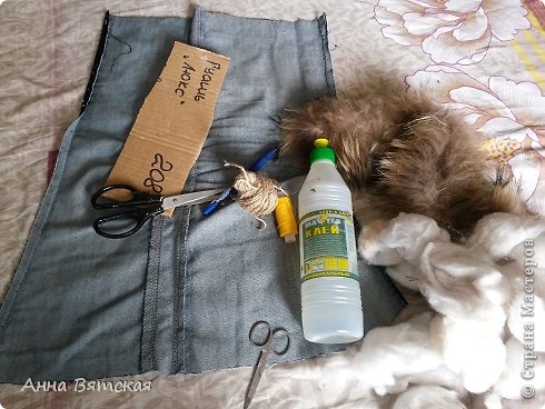 ...покажу как  и из чего я его делала)))мне понадобилось: джинсовая ткань (1 штанина)))))), мех от старой курточки, синтепон (из неё же), нитки, шпагат, ножницы, ручка, картон, клей "Мастер" и клеевой пистолет.. (фото 2)