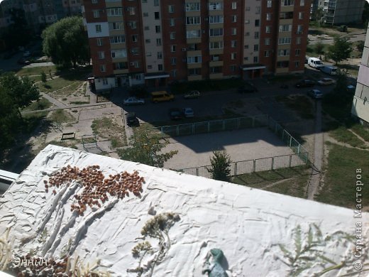 Видно кусочек моего любимого двора. Сейчас жарко - деток не видно, а вот часиков около 18-00 полный двор детишек-футболистов.))) На таком солнышке моя работа высохла за 2 часа. (фото 7)