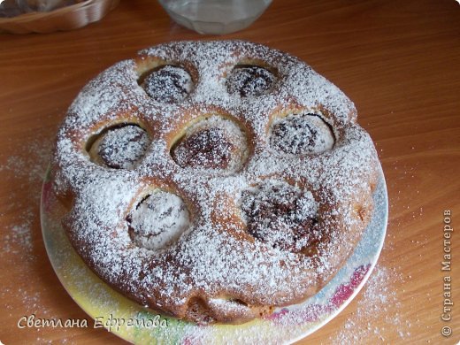 Пирог "Яблочки с шоколадом". Рецепт:Из 5-7 яблок удалить сердцевину. 100 гр. печенья раскрошить, 100 гр. шоколада растопить на водяной бане (я еще добавляла 4 ст.л. молока), смешать с печеньем, этой массой заполнить лунки в каждом яблоке и поставить их в форму для выпечки застеленной пекарской бумагой. 1 ст. сахара, 2 яйца, 2 ст.л. растопленного сливочного масла взбить миксером. 1 ст. сметаны и 1 ч.л. соды влить в яично-сахарную массу, добавить 1,5 ст. муки, хорошо все перемешать. Залить тестом яблоки и выпекать 60-80 мин. при 180градусах.   (фото 3)