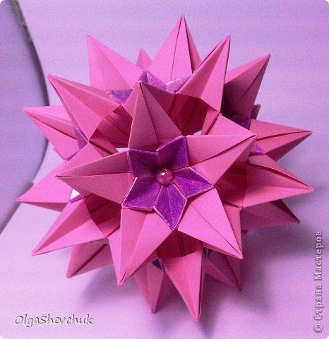 Sparaxis

Designer: Lukasheva Ekaterina
Parts: 30
Paper's size : 3,75х7,5 cm
Final height:~9cm
without glue

http://kusudama.me/#/Crocus/Sparaxis/spar1 (фото 3)