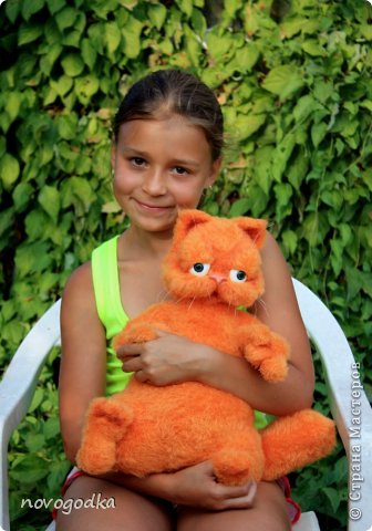 Конечно мой, Гарфилд не очень похож на того из мультика, но внучка Настенька сказала, что тот кот чужой, а этот наш Гарфушка. Главное, что он ей понравился. Котик связан по описанию С.Перцевой. (фото 1)