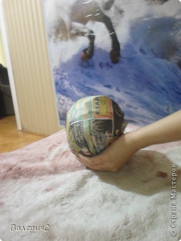 А для того, чтобы получить шар нужного мне размера, я клала заготовку на газетный лист и оборачивала его снова и снова пока не получила тот объём, который нужен. (фото 4)