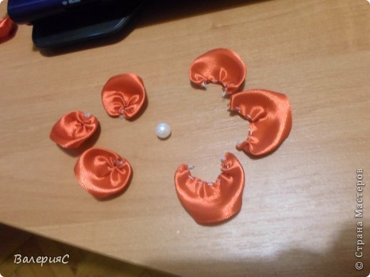 Для одной розочки мне понадобилось: 3 "верхних" лепестка, 3 "нижних" лепестка и 1 бусина. (фото 12)