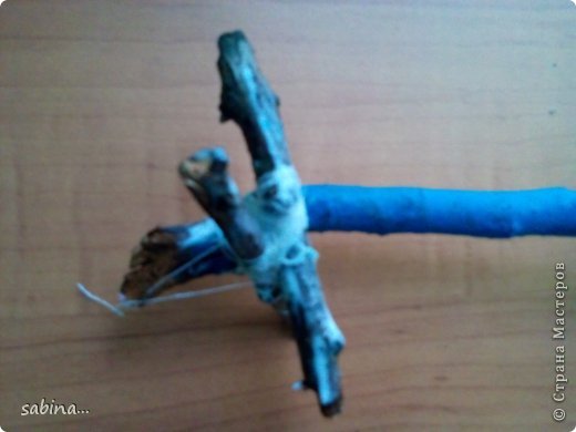 берём 2 палочки , только чтобы они поместились в кашпо , прикрепляем крест накрест зафиксируем катушечными нитками , и закрепим это все клеем пва (фото 9)