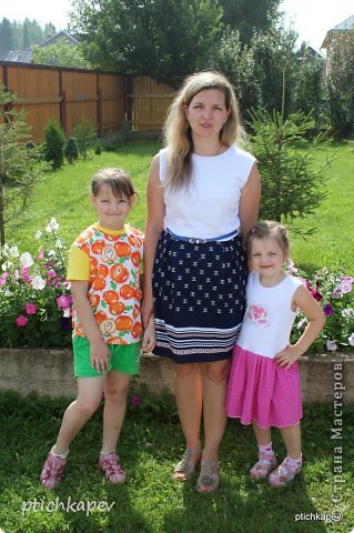 Это у любимого газончика))) Снова мы все в моих "творениях"))) У меня поясок, правда, съехал набекрень))) (фото 7)