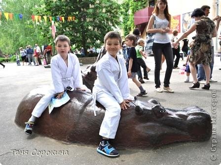 При входе в зоопарк нашими скульпторами сделаны вот-такие  животные, застрявшие в асфальте...посетители очень любят тут фотографироваться. (фото 6)