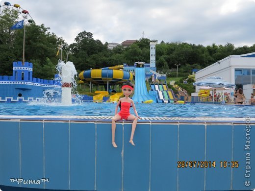 Всем привет давно меня не было!
Я ездила на море Лазаревское ! А вот однажды мы поехали АкваЛоо(АкваПарк)
В блоге одежда для кукол самодельная ! (фото 1)